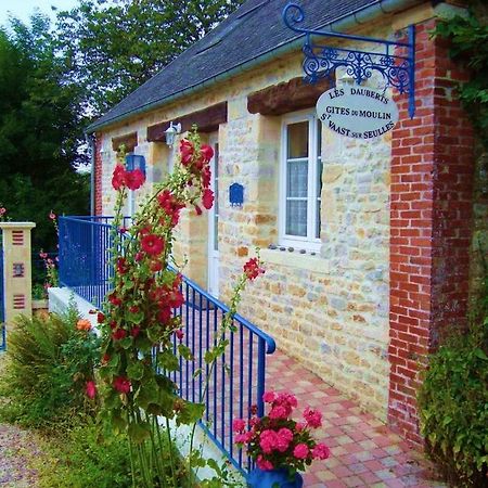 Gite Le Moulin Saint-Vaast-sur-Seulles Exteriör bild