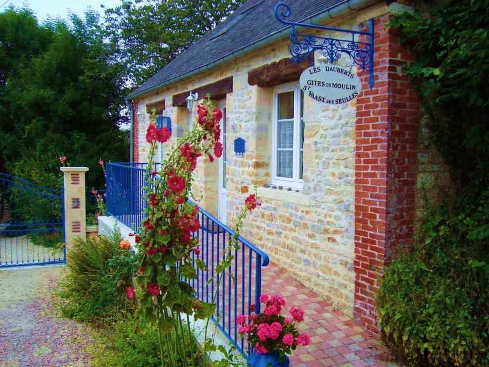 Gite Le Moulin Saint-Vaast-sur-Seulles Exteriör bild
